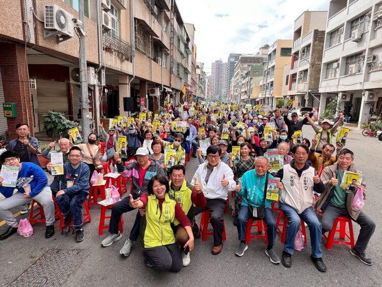 ▲左楠市議員參選人薛兆基舉辦首場大型支持者大會,現場吸引逾三百名民眾到場參與。這一場「像在上公共課程」的選舉活動,也為地方選戰投下一顆不同以往的震撼彈。(圖/薛兆基團隊提供)