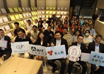 ▲三大品牌攜手推出別具巧思的中秋禮盒，在屏東東大興漁品旗艦店舉行《潛遊・團圓》發表會。（圖／翻攝畫面）