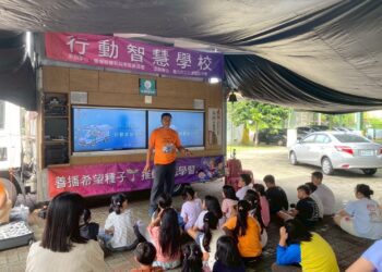 ▲「行動智慧學校VR體驗課程」走入偏鄉，讓學童戴上VR頭盔，首次走進沉浸式科技教育現場，展現充滿驚喜與感動的學習成果。（圖／高雄市教育局提供）