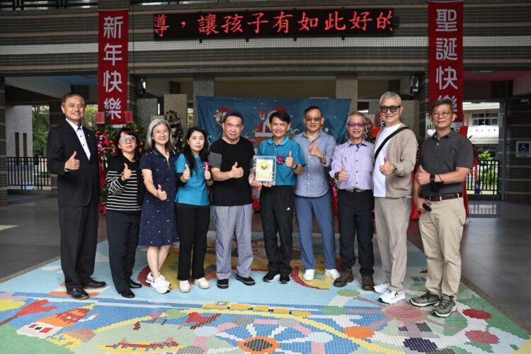 ▲姜國良(左五)代表致贈紀念牌予劉曜源(右五)，感念母校及師長栽培之恩。 (圖/姜國良提供)