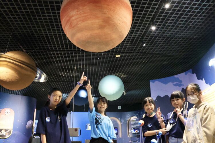 ▲港和國小天文展示廳歷經多月整建與規劃，今以全新風貌亮相，「銀河小學堂」正式啟用。（圖／高雄市教育局提供）