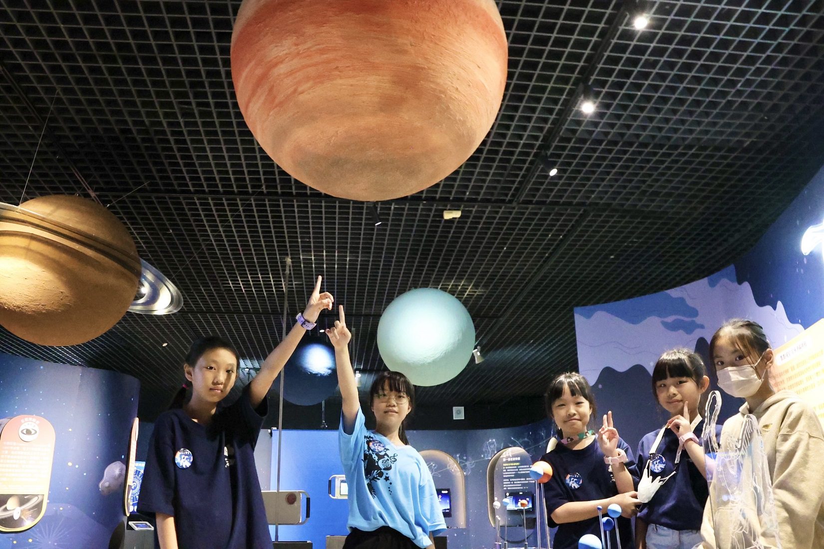 「銀河小學堂」啟用！  港和國小AR互動展廳帶孩子遨遊宇宙