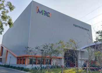 ▲國立高雄科技大學正式啟用「先進材料成型技術中心」，引進國內學研單位中規模最大、具指標性的1600噸大型伺服沖壓成型設備，為模具、金屬加工、機械等產業布局未來技術奠定重要里程碑。（圖／記者陳立驌攝）