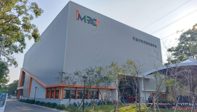 ▲國立高雄科技大學正式啟用「先進材料成型技術中心」，引進國內學研單位中規模最大、具指標性的1600噸大型伺服沖壓成型設備，為模具、金屬加工、機械等產業布局未來技術奠定重要里程碑。（圖／記者陳立驌攝）