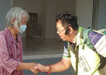 ▲市議員參選人薛兆基，沿著垃圾車路線徒步逐戶向居民問候。（圖／薛兆基團隊提供）