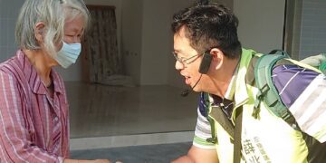 ▲市議員參選人薛兆基，沿著垃圾車路線徒步逐戶向居民問候。（圖／薛兆基團隊提供）