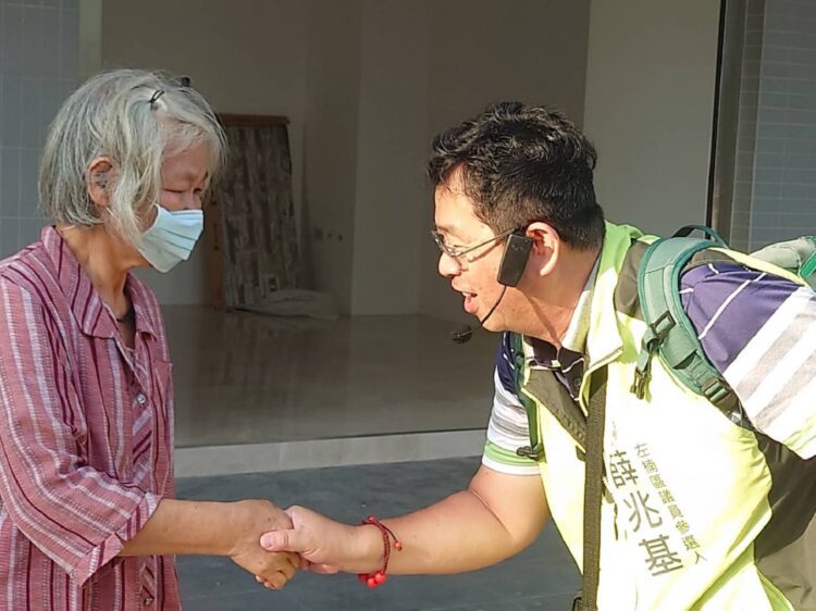 ▲市議員參選人薛兆基,沿著垃圾車路線徒步逐戶向居民問候。(圖/薛兆基團隊提供)