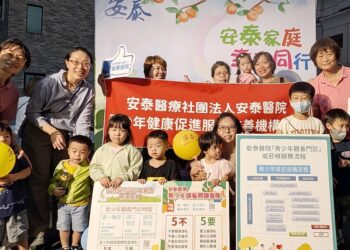 ▲東港安泰醫院舉行年度「安泰家庭日」，活動於院區停車場熱鬧展開，吸引上千名員工與親子參與，現場宛如戶外嘉年華，溫暖又充滿歡笑。（圖／東港安泰醫院提供）