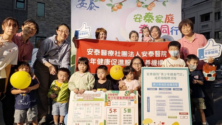 ▲東港安泰醫院舉行年度「安泰家庭日」，活動於院區停車場熱鬧展開，吸引上千名員工與親子參與，現場宛如戶外嘉年華，溫暖又充滿歡笑。（圖／東港安泰醫院提供）