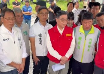 ▲行政院長卓榮泰27日南下屏東，先後前往內埔鄉中林排水改善工程及九如鄉蔬菜產區視察災情。(圖/翻攝自蘇清泉臉書)