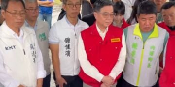 ▲行政院長卓榮泰27日南下屏東，先後前往內埔鄉中林排水改善工程及九如鄉蔬菜產區視察災情。(圖/翻攝自蘇清泉臉書)