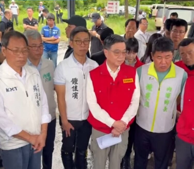 ▲行政院長卓榮泰27日南下屏東，先後前往內埔鄉中林排水改善工程及九如鄉蔬菜產區視察災情。(圖/翻攝自蘇清泉臉書)
