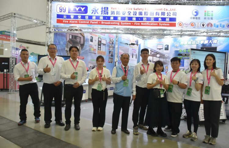 ▲永揚消防安全設備股份有限公司董事長張來川(左五)率公司團隊首次參與高雄智慧城市展。(圖/翻攝畫面)