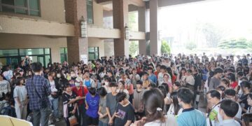 ▲樹人醫護管理專科學校舉辦年度「校園開放日最終場」，並同步登場「115年樹人盃羽球錦標賽」，兩大活動交織進行，吸引大批學生與家長湧入，場面熱鬧非凡。（圖/樹人醫專提供）
