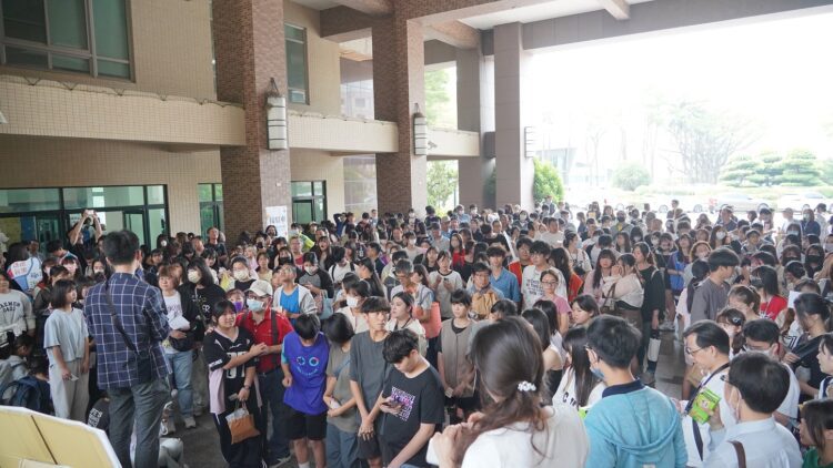 ▲樹人醫護管理專科學校舉辦年度「校園開放日最終場」，並同步登場「115年樹人盃羽球錦標賽」，兩大活動交織進行，吸引大批學生與家長湧入，場面熱鬧非凡。（圖/樹人醫專提供）
