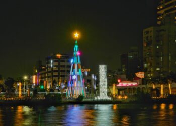 ▲高科大創新設計學院與臺南市政府觀光旅遊局共同攜手合作，為臺南打造了兩座富有情感與象徵意義的聖誕樹作品。（圖／高科大創新設計學院提供）