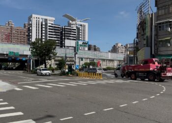 ▲高雄市九如交流道下方近日引發「紅單陷阱」爭議，有司機因誤闖禁行路段遭舉發，投訴後僅被官員回應「交通局官網都有，自己去查」，引發輿論撻伐。（圖／許智傑辦公室提供）