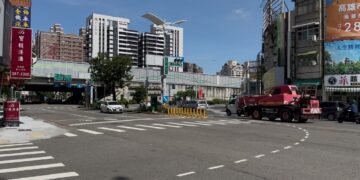 ▲高雄市九如交流道下方近日引發「紅單陷阱」爭議，有司機因誤闖禁行路段遭舉發，投訴後僅被官員回應「交通局官網都有，自己去查」，引發輿論撻伐。（圖／許智傑辦公室提供）