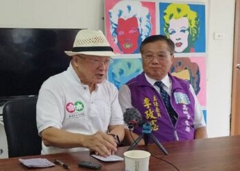 ▲司法改革黨原訂舉行的【張靜律師 入獄告別說明會】街頭演講活動，受到颱風侵襲影響，改移師高雄市黨部進行室內座談。（圖／記者唐嬋娟攝）