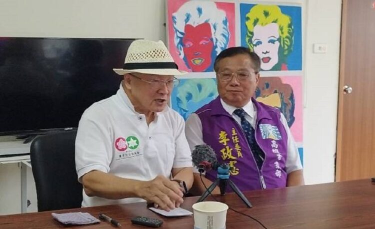 ▲司法改革黨原訂舉行的【張靜律師 入獄告別說明會】街頭演講活動，受到颱風侵襲影響，改移師高雄市黨部進行室內座談。（圖／記者唐嬋娟攝）