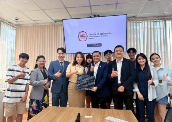 ▲國立高雄大學拜訪泰國詩納卡琳威洛大學。（圖／高雄大學資訊管理學系提供）