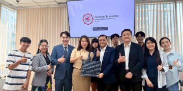 ▲國立高雄大學拜訪泰國詩納卡琳威洛大學。（圖／高雄大學資訊管理學系提供）
