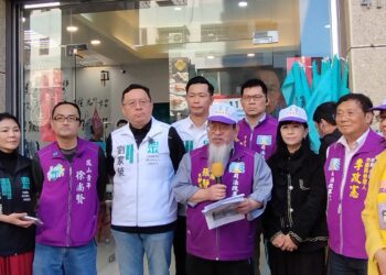 ▲司法改革黨主席張靜(中)與台灣民眾黨高雄市黨部主委劉家榮(左3)共同呼籲社會重視憲政秩序。（圖／記者陳立驌攝）