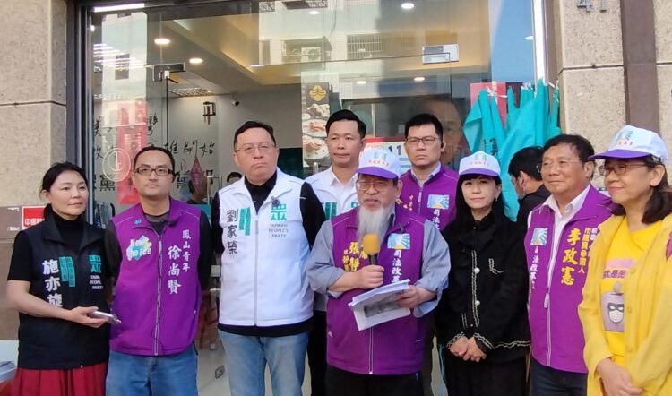 ▲司法改革黨主席張靜(中)與台灣民眾黨高雄市黨部主委劉家榮(左3)共同呼籲社會重視憲政秩序。（圖／記者陳立驌攝）