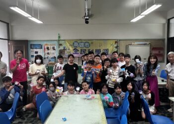 ▲「全民科學週—動手做科學」活動於高雄市三民國小熱鬧舉行，授課講師與學生拿著作品合影。（(圖/郭啟東提供)）