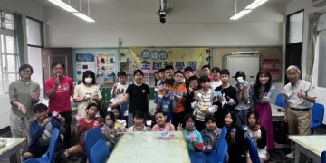 ▲「全民科學週—動手做科學」活動於高雄市三民國小熱鬧舉行，授課講師與學生拿著作品合影。（(圖/郭啟東提供)）
