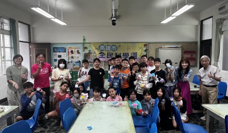▲「全民科學週—動手做科學」活動於高雄市三民國小熱鬧舉行，授課講師與學生拿著作品合影。（(圖/郭啟東提供)）