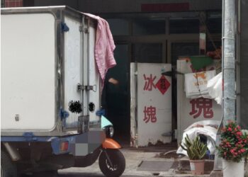 ▲自營製冰工廠，噪音如雷、衛生堪憂，附近居民怨聲載道。（圖／民眾提供）