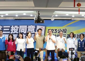 ▲「核三重啟政策說明會」國民黨主席朱立倫、民眾黨主席黃國昌及多位藍白立委與高雄市議員同台呼籲民眾以同意票守護能源安全。（圖／國民黨高雄市黨部提供）