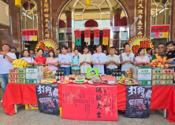 ▲高雄在地故事《打狗》即將搬上大銀幕，拍攝團隊在鳳山五甲協善心德堂（五甲關帝廟），舉行開鏡儀式焚香拜天。（圖／兩把刷子電影有限公司提供）