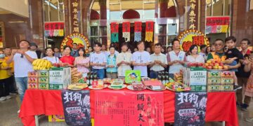 ▲高雄在地故事《打狗》即將搬上大銀幕，拍攝團隊在鳳山五甲協善心德堂（五甲關帝廟），舉行開鏡儀式焚香拜天。（圖／兩把刷子電影有限公司提供）