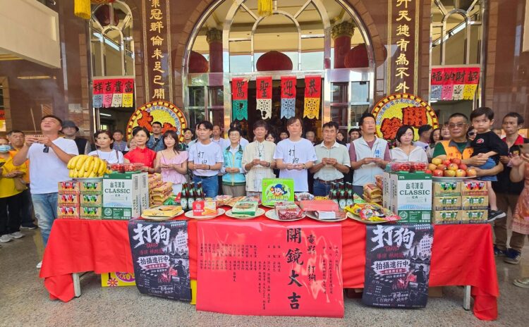 ▲高雄在地故事《打狗》即將搬上大銀幕，拍攝團隊在鳳山五甲協善心德堂（五甲關帝廟），舉行開鏡儀式焚香拜天。（圖／兩把刷子電影有限公司提供）