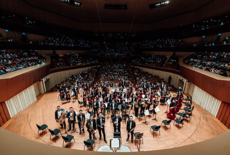 ▲跨時代交響樂團(Infinite Symphony Orchestra)2026年度音樂會《夢與緋光》(Where Dreams Meet Crimson Light)將於8月2日在高雄衛武營國家藝術文化中心音樂廳、8月4日在台南文化中心演藝廳舉行。(圖/跨時代交響樂團提供)