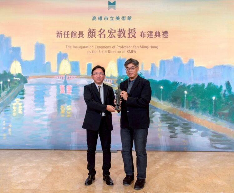 ▲副市長李懷仁（右）主持布達典禮，新任館長顏名宏(左)接下《釋迦出山》銅像，象徵肩負起未來館務營運重責大任。（圖／高美館提供）