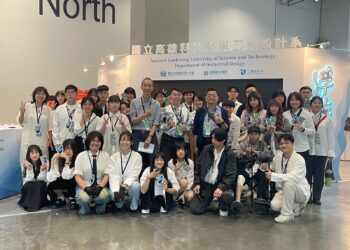 ▲新一代設計展工業設計系師生全班一起合照。（圖／高科大創新設計學院提供）