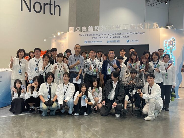 ▲新一代設計展工業設計系師生全班一起合照。（圖／高科大創新設計學院提供）