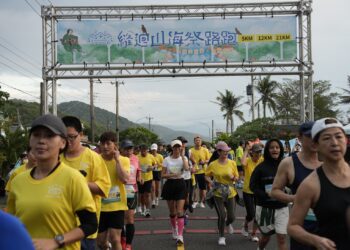 ▲114年縫迴山海祭路跑暨市集音樂會，吸引全台逾400名跑者齊聚南迴最南端，以腳步探索山海縱橫的壯麗風光。（圖／達仁鄉公所提供）