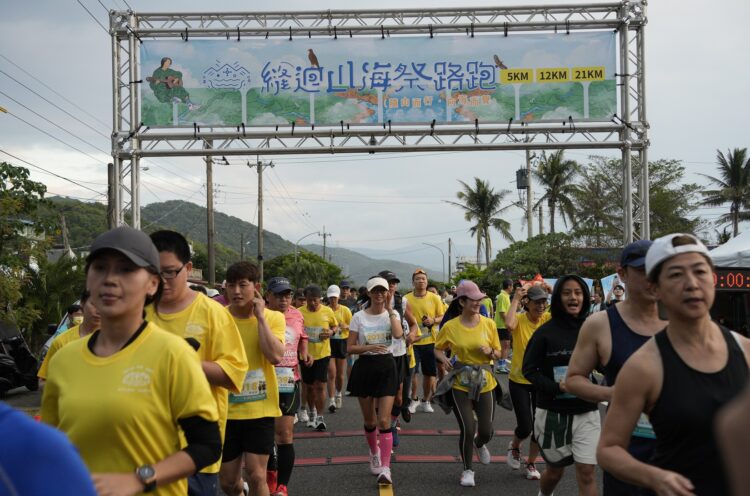 ▲114年縫迴山海祭路跑暨市集音樂會,吸引全台逾400名跑者齊聚南迴最南端,以腳步探索山海縱橫的壯麗風光。(圖/達仁鄉公所提供)
