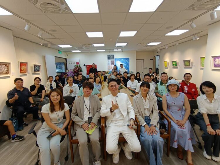 ▲《靈魂流域》藝術展覽，全場貴賓大合照。（圖／劉柱均提供）