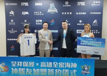 ▲高雄全家海神職業籃球隊宣佈迎來「最強神隊友」呈祥保險經紀人公司，雙方以象徵共同作戰的「加盟儀式」亮相。（圖／記者陳立驌攝）