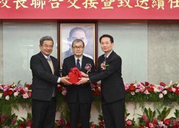 ▲教育部舉行國立大學卸新任校長聯合交接典禮，在教育部長鄭英耀(中)見證下，國立高雄科技大學首任校長楊慶煜(左)將印信交給第三任校長吳忠信(右)。（圖／高雄科技大學提供）