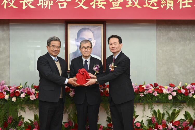 ▲教育部舉行國立大學卸新任校長聯合交接典禮，在教育部長鄭英耀(中)見證下，國立高雄科技大學首任校長楊慶煜(左)將印信交給第三任校長吳忠信(右)。（圖／高雄科技大學提供）