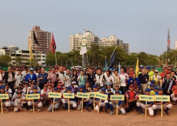 ▲第25屆高雄中區扶輪盃全國青少年棒球邀請賽於陽明棒球場揭開序幕，來自全台12支國中棒球隊齊聚一堂。（圖／記者陳立驌攝）