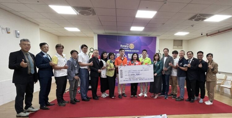 ▲國際扶輪3510、3722地區攜手全台18個扶輪社,透過全球獎助金計畫並舉行「照護、行動與生活輔具改善與設置」捐贈儀式,協助財團法人屏東縣私立椰子園老人養護之家建置多項智慧醫療與行動輔具。(圖/椰子園老人養護之家提供)