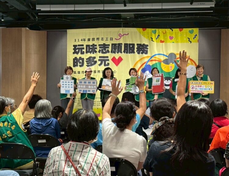 ▲衛生局志工演出行動劇及有獎徵答，現場觀眾熱情響應。（圖／高雄市社會局提供）