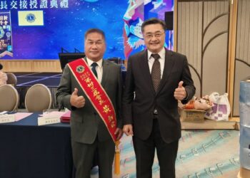 ▲黃新發（左）與台灣脊髓肌肉萎縮症病友協會前任理事長鍾育志。（圖／高雄市日新獅子會提供）